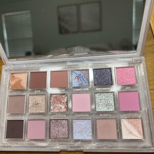 Huda beauty eye shadow